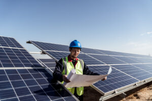 monteur de toits pour panneaux photovoltaïques".