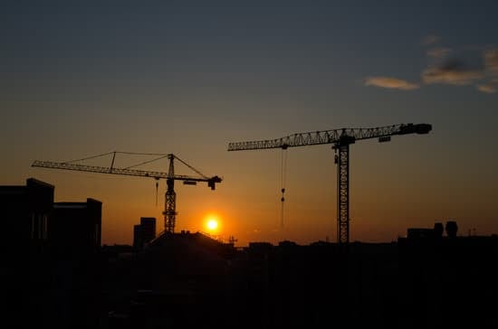 chantier de construction au coucher du soleil