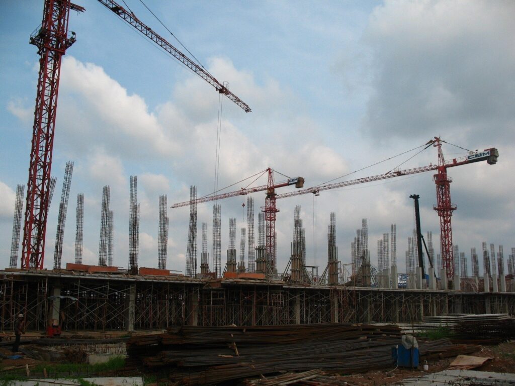 żurawie HDS na budowie